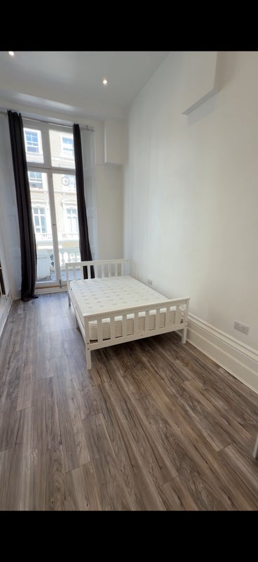 Flat Clanricarde Gardens in Greater London