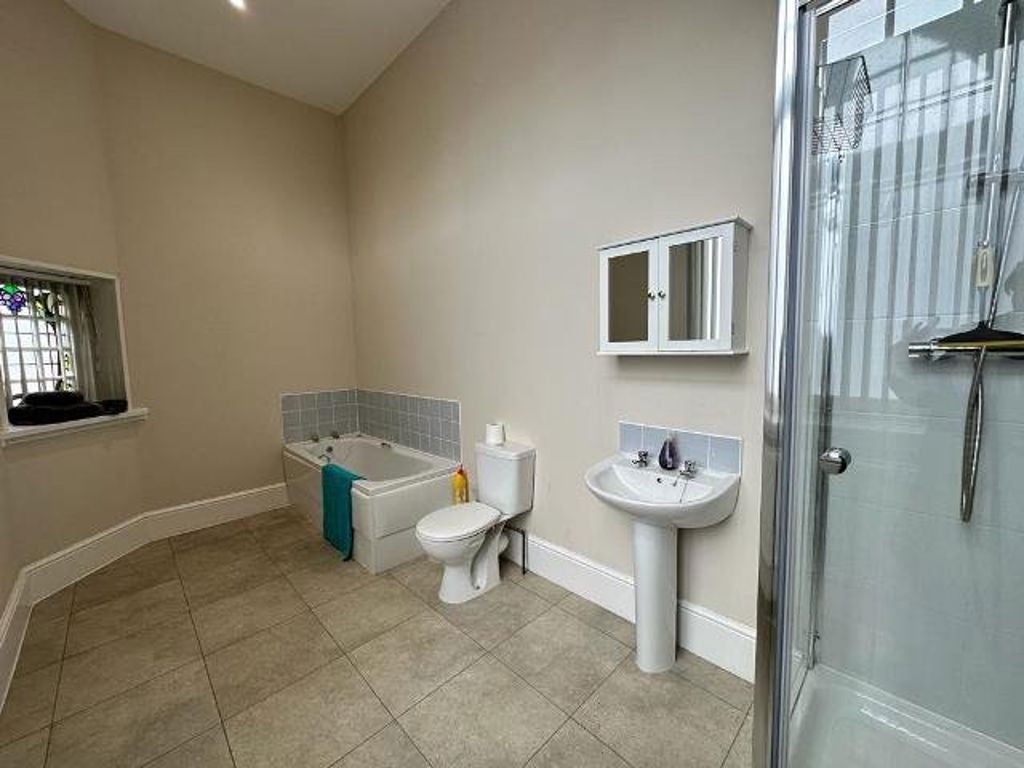 Flat Victoria Road in Barrow-in-Furness