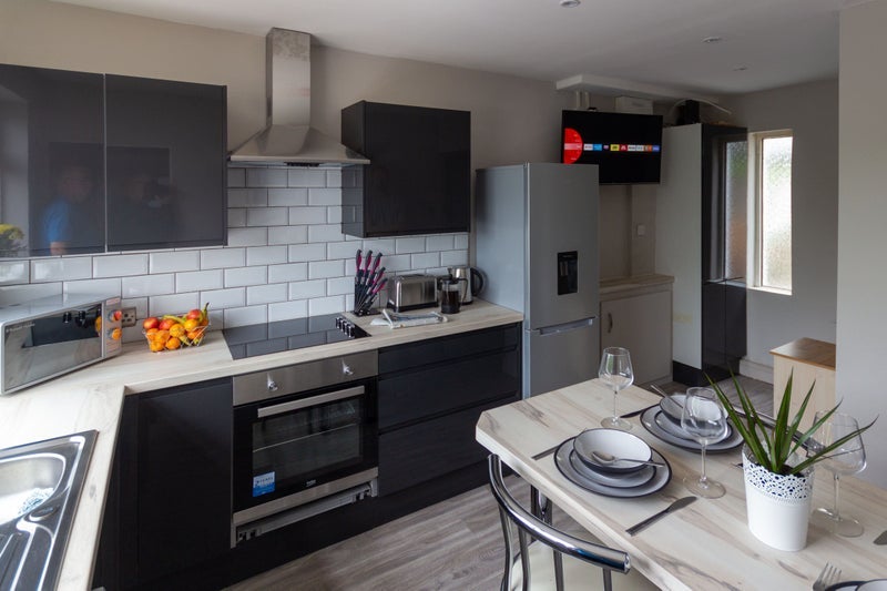Room Greenfield Avenue in Bradford