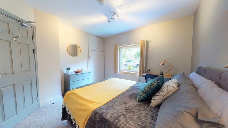 Room Greenfield Avenue in Bradford