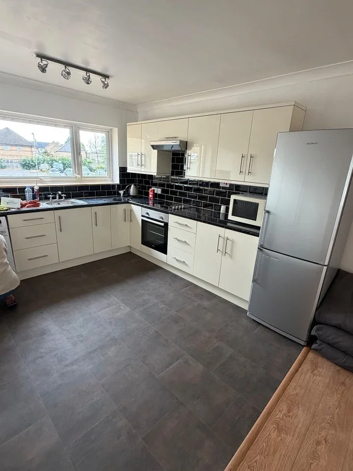 Room Coldstream Road in Caterham on the Hill