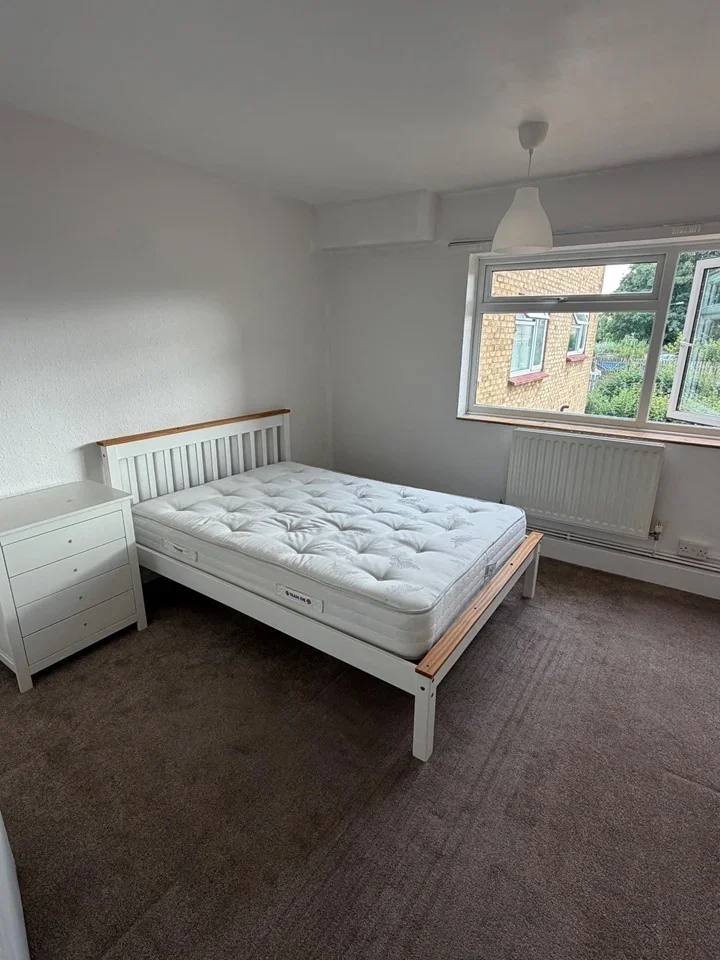 Room Coldstream Road in Caterham on the Hill