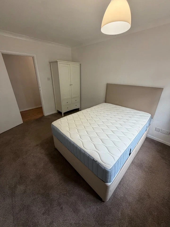 Room Coldstream Road in Caterham on the Hill