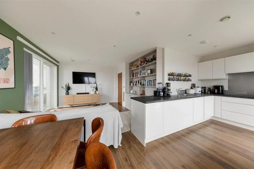 Flat Orient Way in Greater London