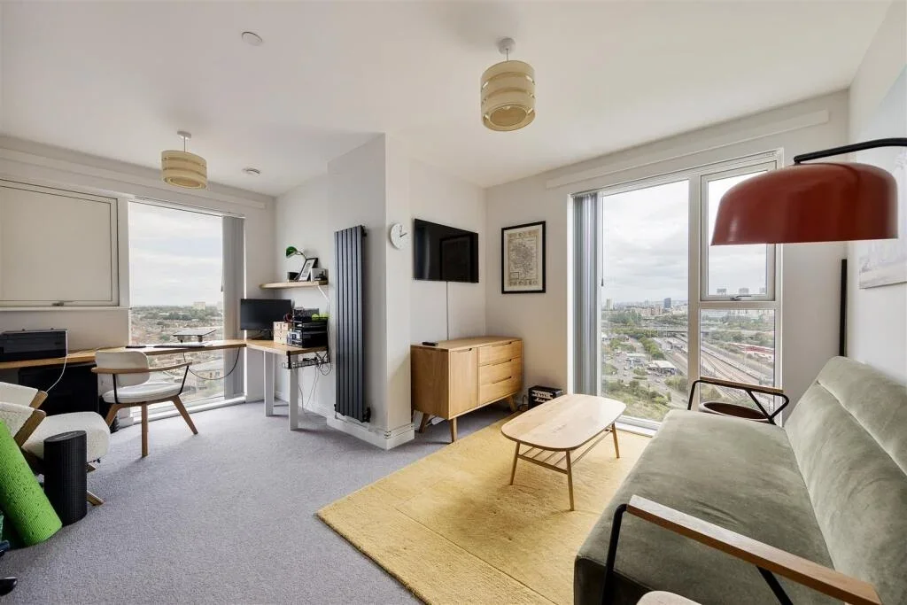 Flat Orient Way in Greater London