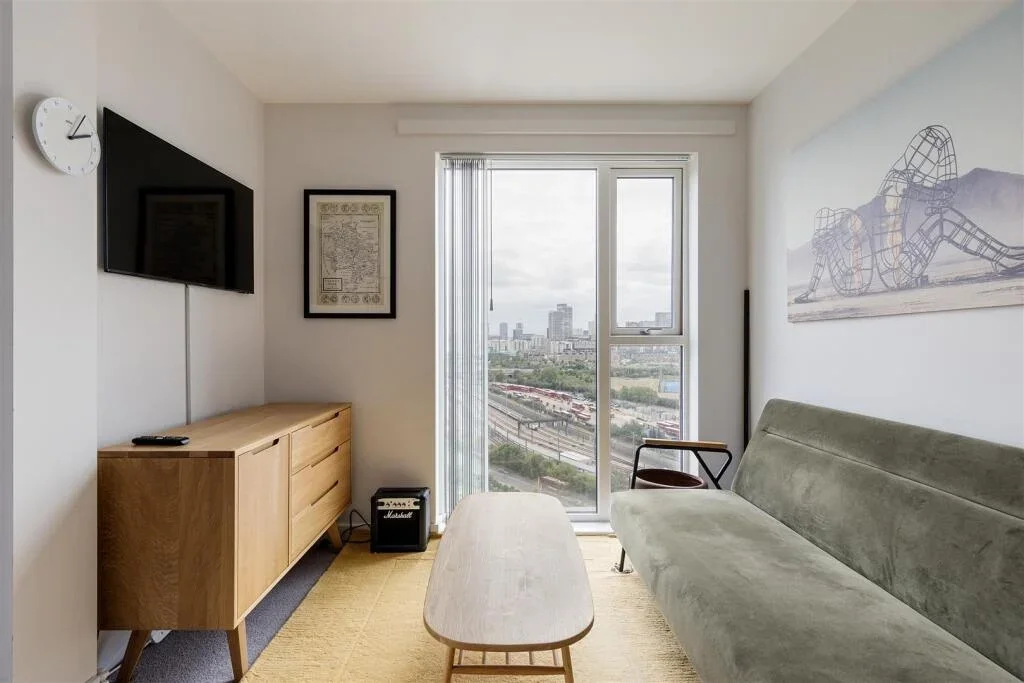 Flat Orient Way in Greater London