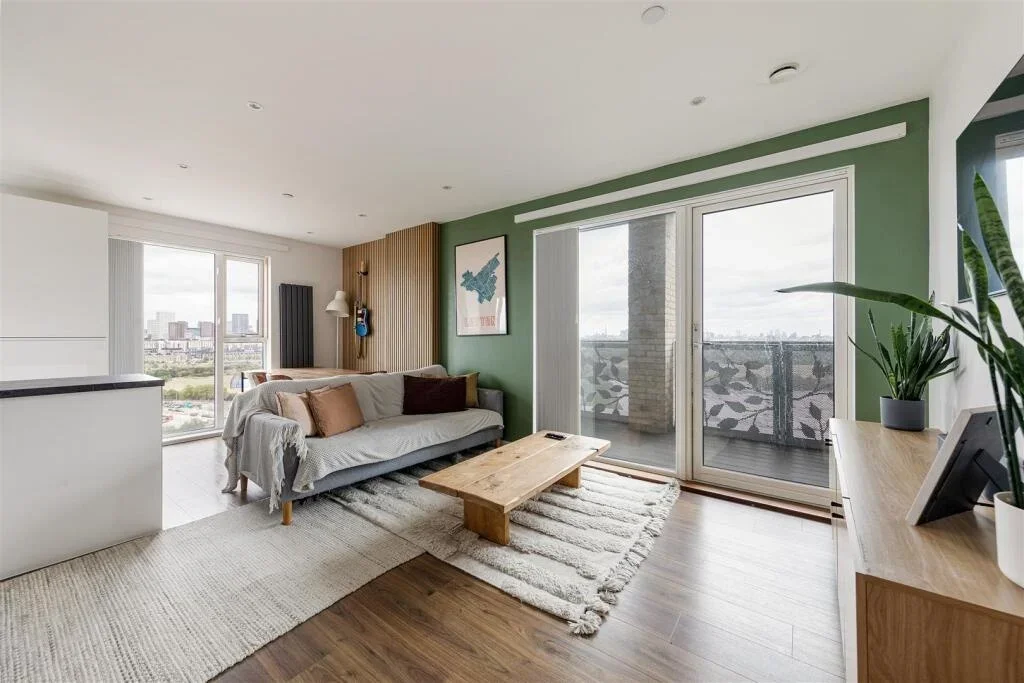Flat Orient Way in Greater London