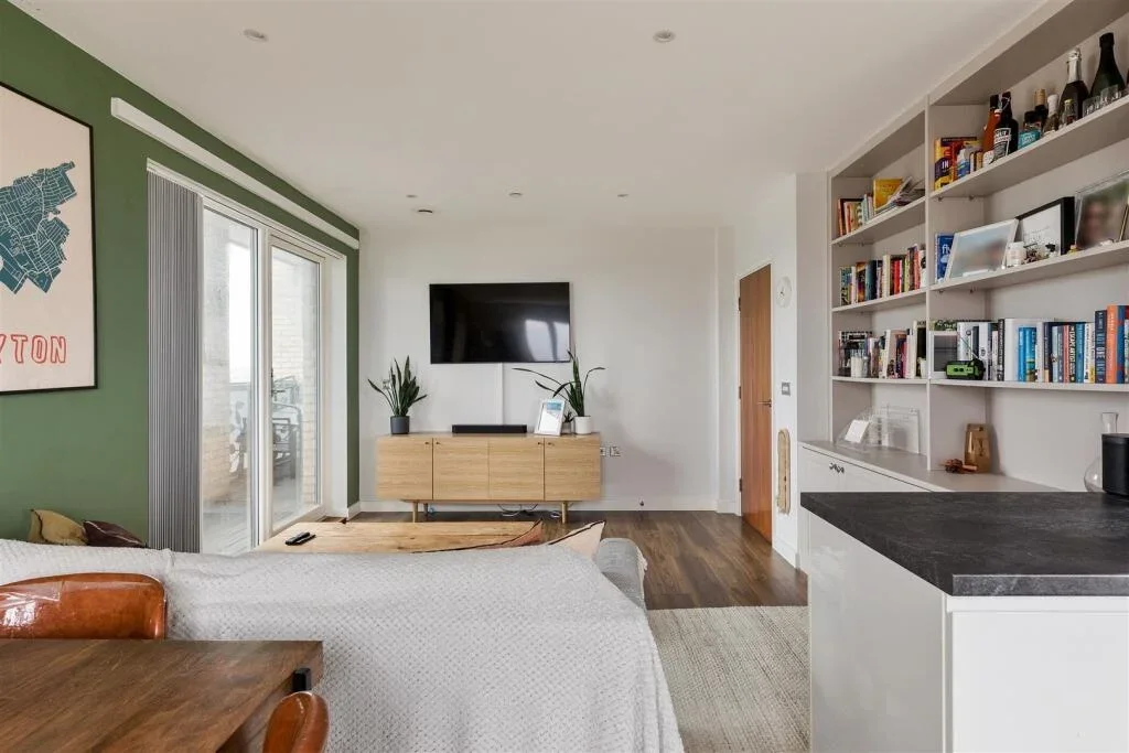 Flat Orient Way in Greater London