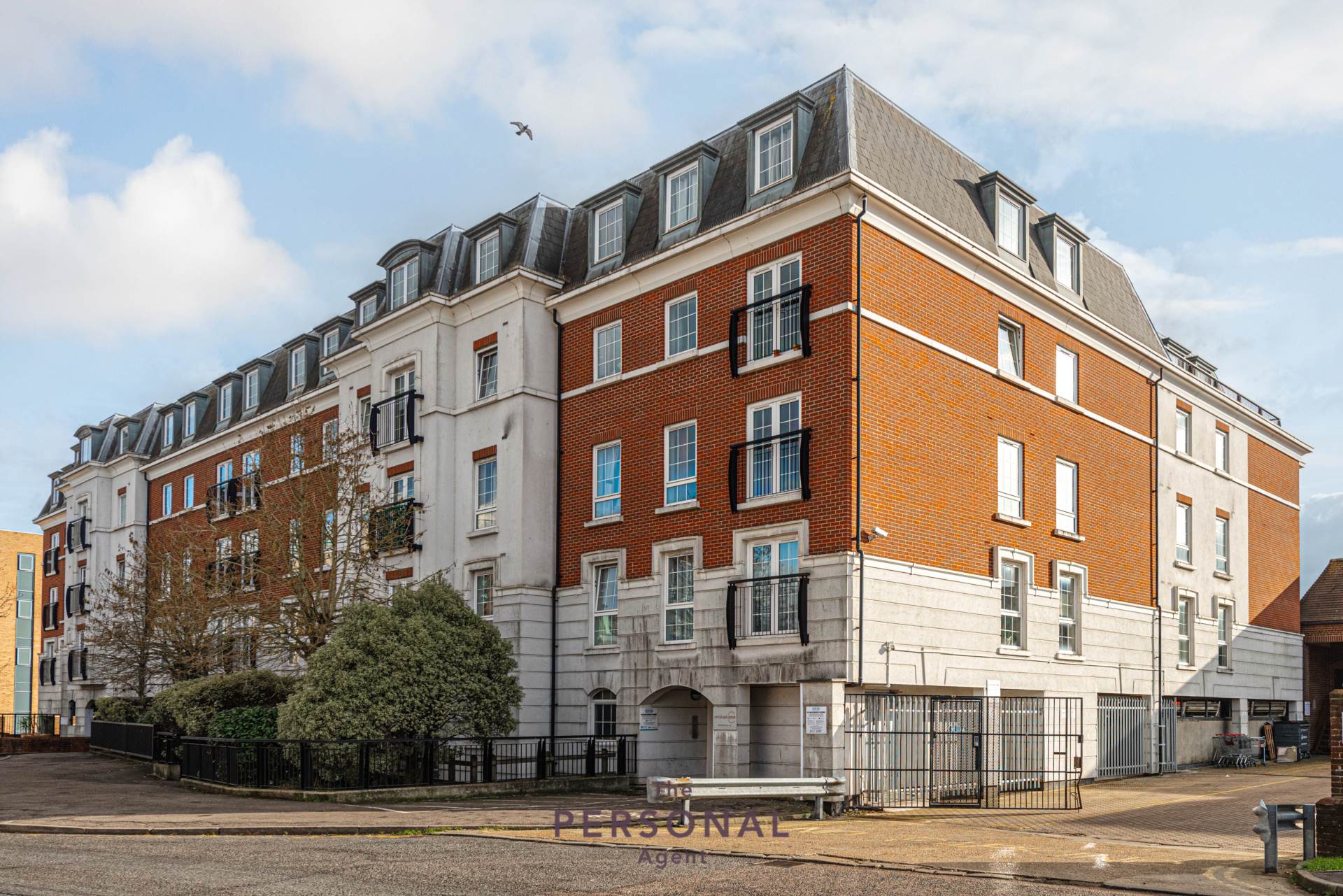 Flat Phillimore Walk in London