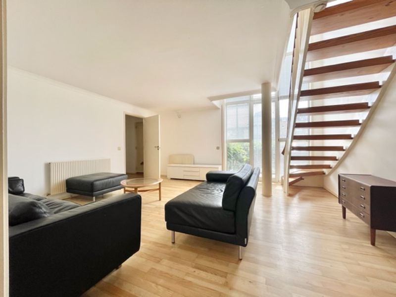 Flat Queen of Denmark Court in Greater London