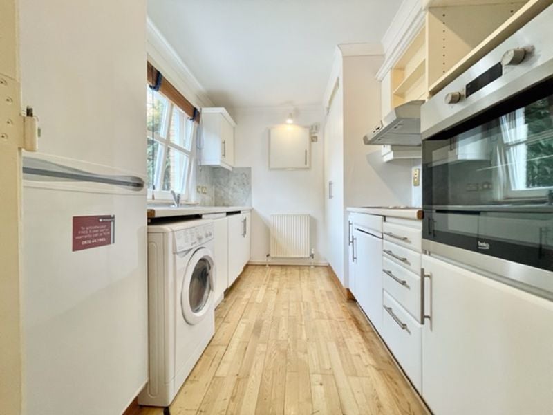 Flat Queen of Denmark Court in Greater London