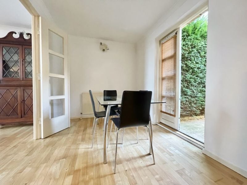 Flat Queen of Denmark Court in Greater London
