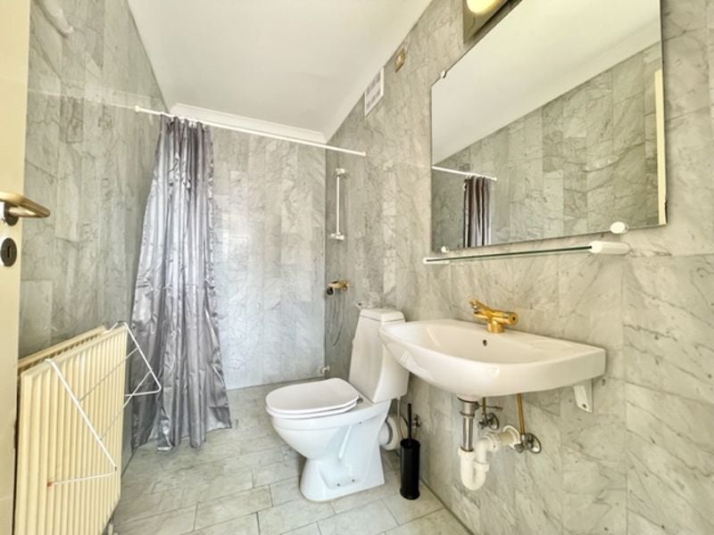Flat Queen of Denmark Court in Greater London