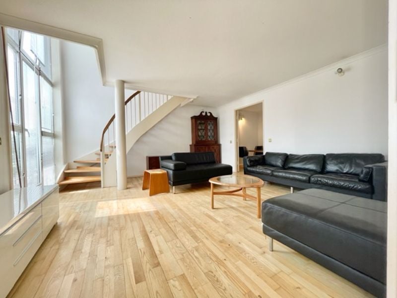 Flat Queen of Denmark Court in Greater London