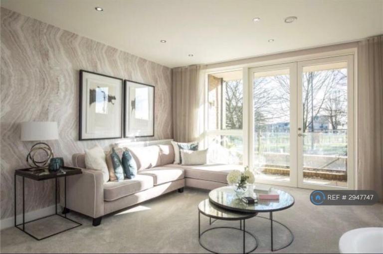 Room Henry Darlot Drive in Greater London