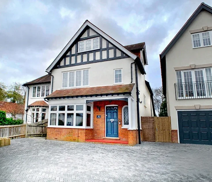 House Portsmouth Road in Elmbridge