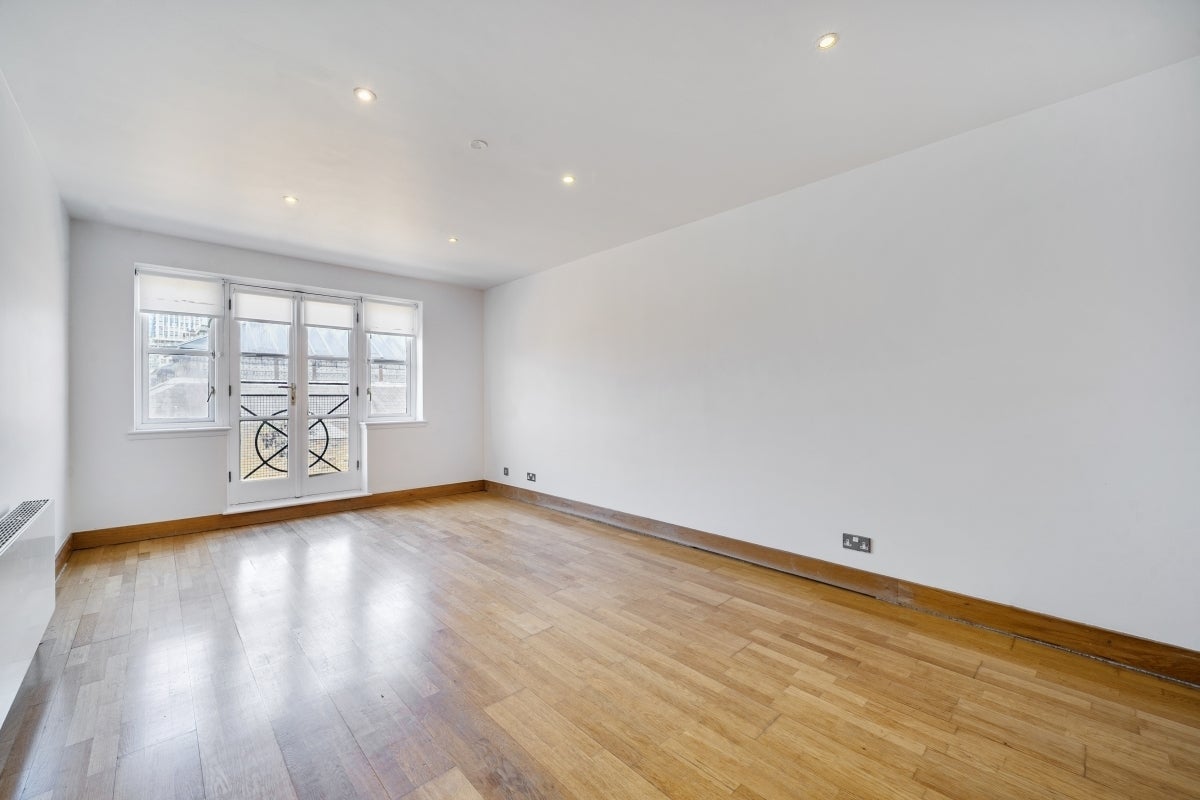 Flat Wapping Lane in Greater London