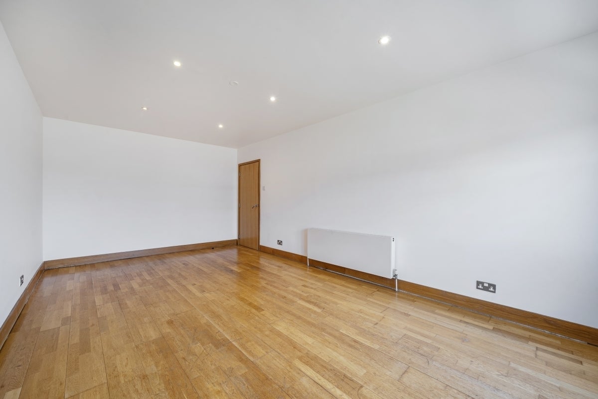 Flat Wapping Lane in Greater London