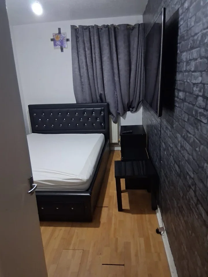 Room Mead Place in Greater London
