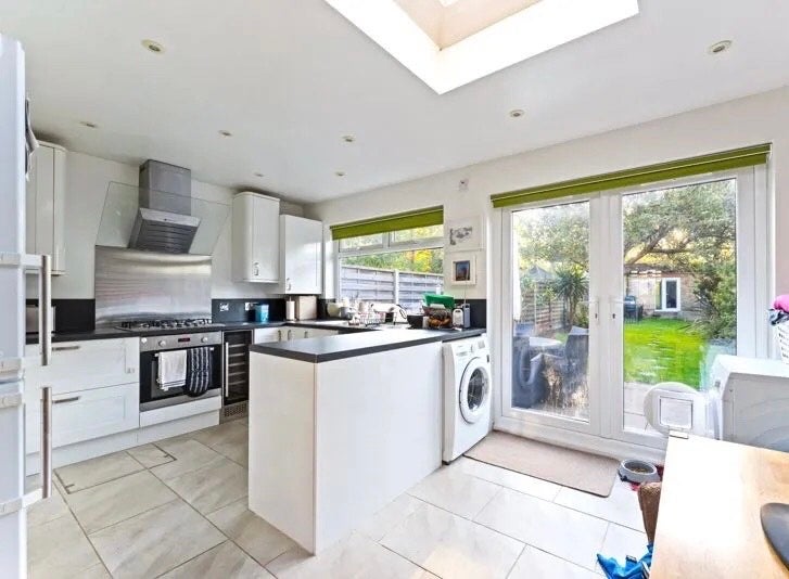 House Pembury Avenue in Greater London