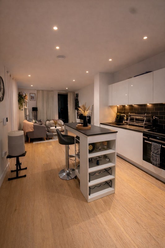 Flat Regalia Close in Greater London