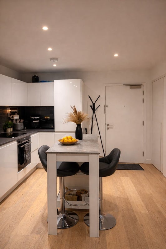 Flat Regalia Close in Greater London