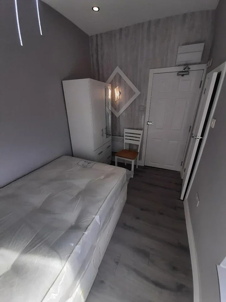 Room London Road in Greater London