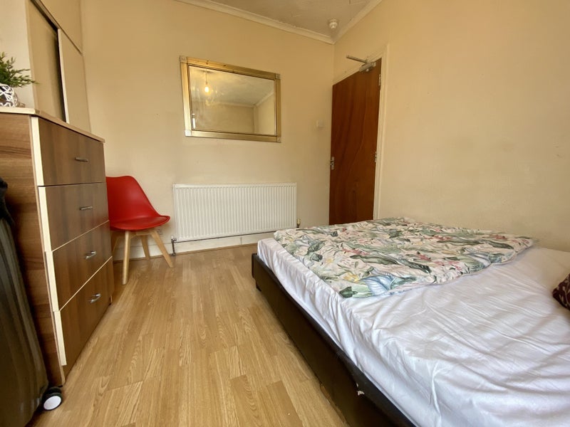 Room Arragon Road in Greater London