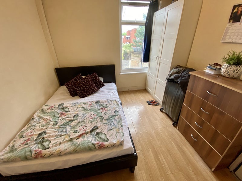 Room Arragon Road in Greater London