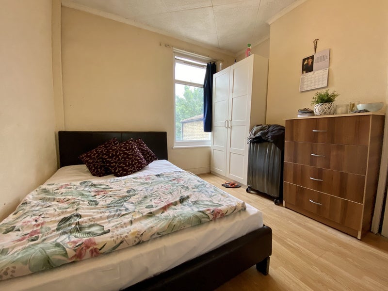 Room Arragon Road in Greater London