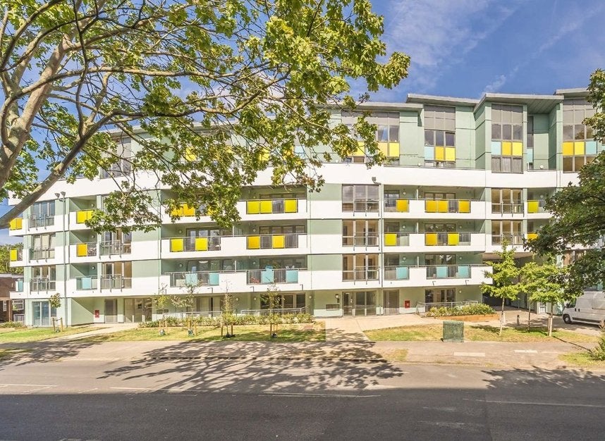 Flat Clarence Avenue in Greater London