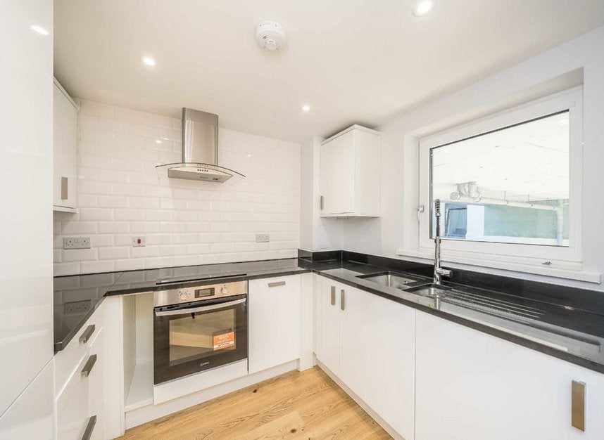 Flat Clarence Avenue in Greater London