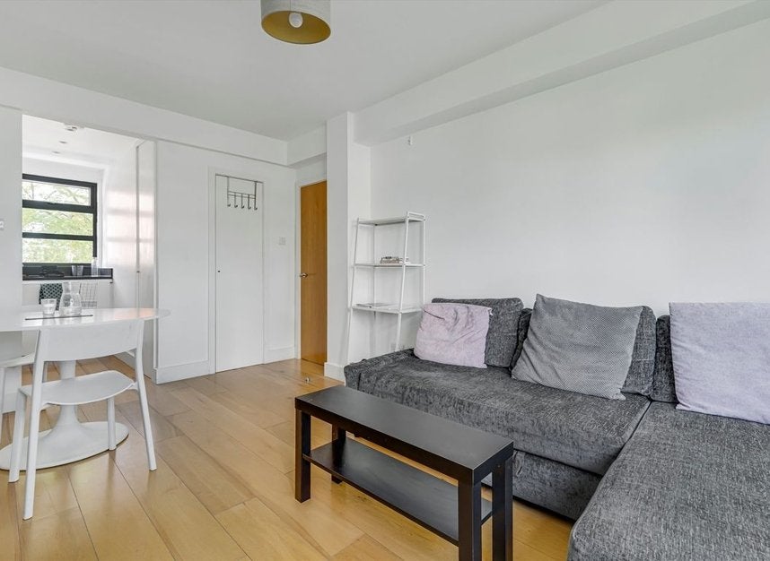 Flat Whitechapel Road in Greater London