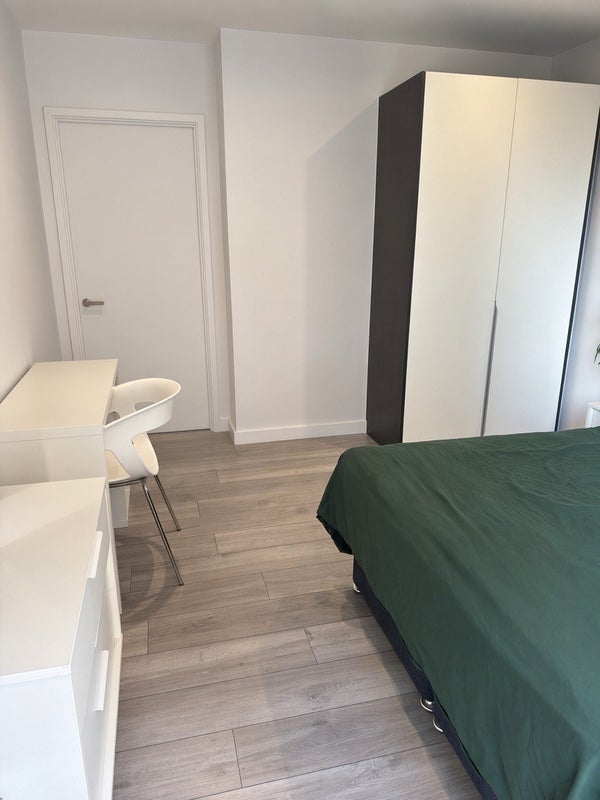 Room New Lion Way in Greater London