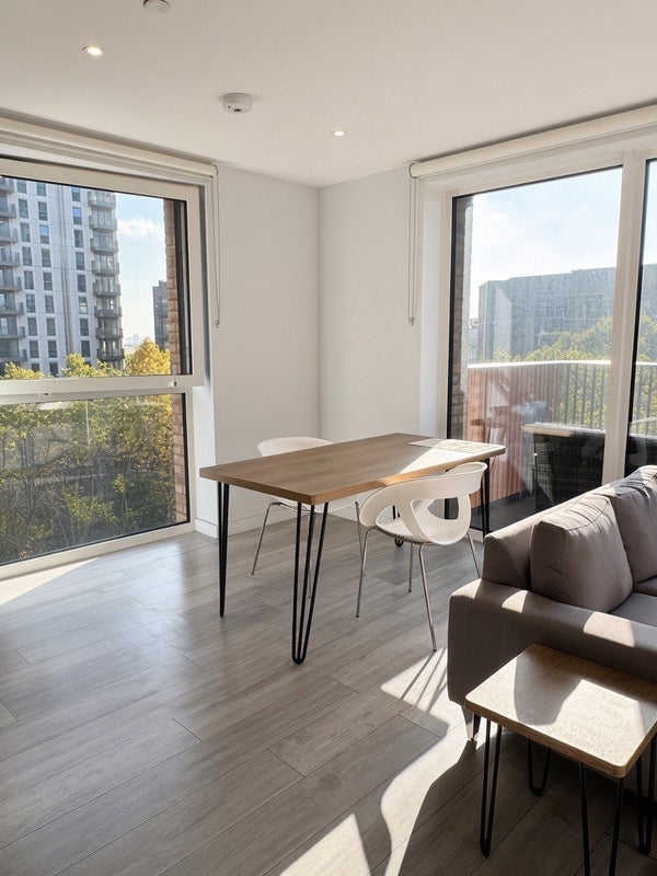 Room New Lion Way in Greater London