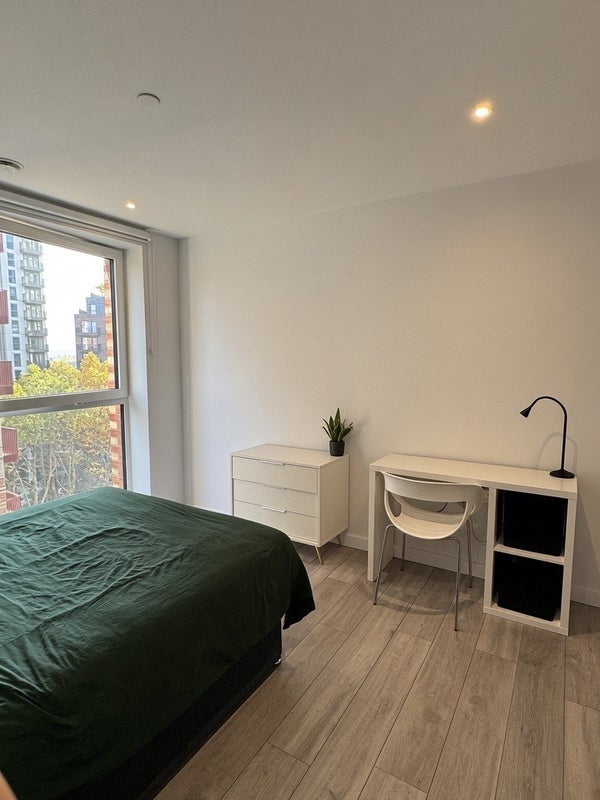 Room New Lion Way in Greater London