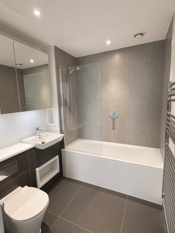 Room New Lion Way in Greater London