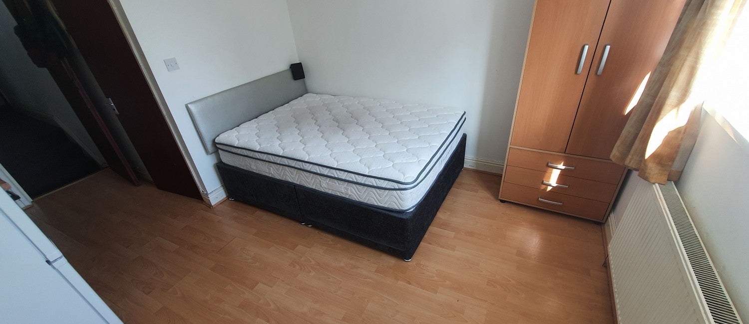 Flat Mundy Place in Cardiff