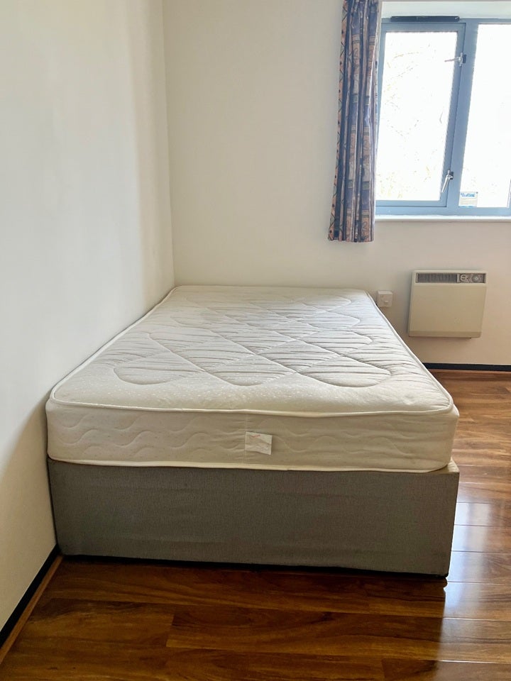 Room Master Gunner Place in Greater London