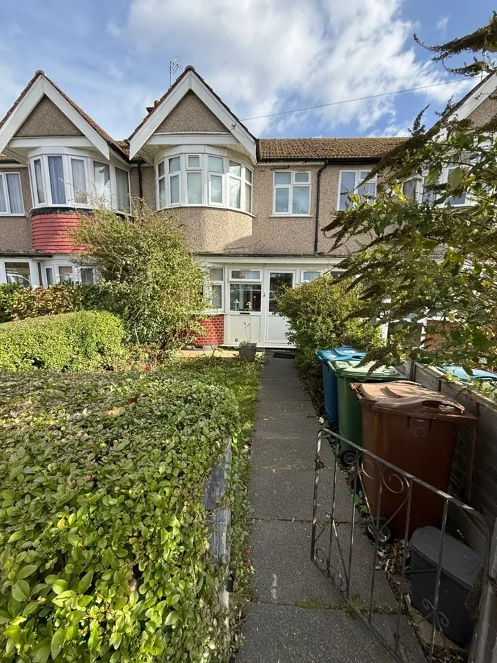 House Ravenswood Crescent in Greater London