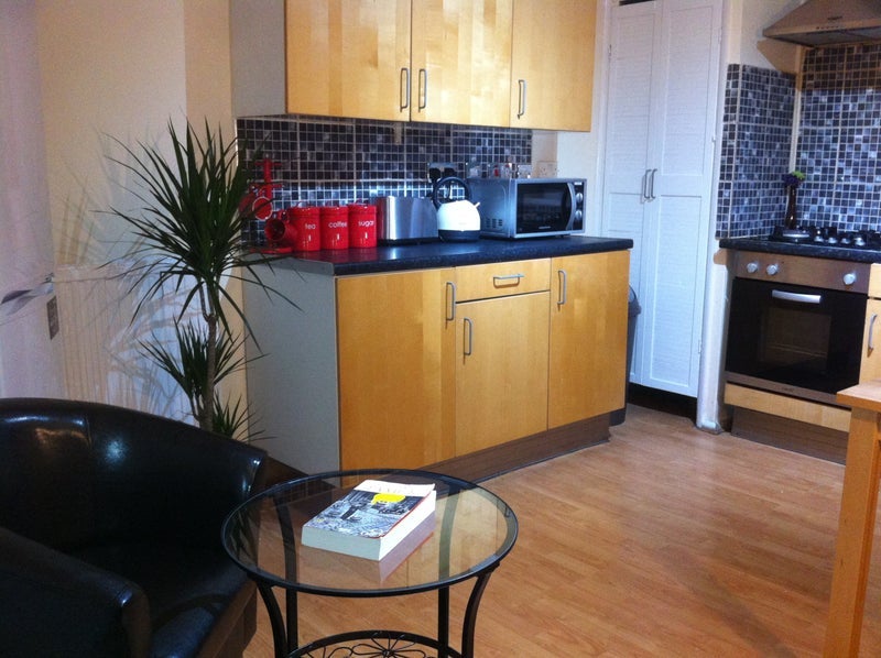 Room Mere Close in Greater London