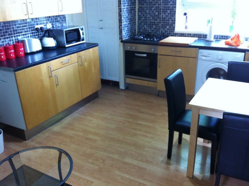Room Mere Close in Greater London