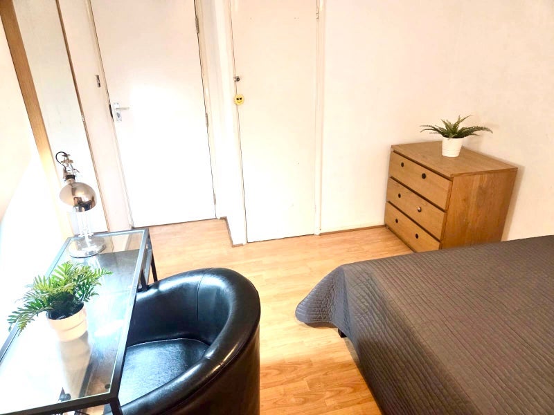 Room Mere Close in Greater London
