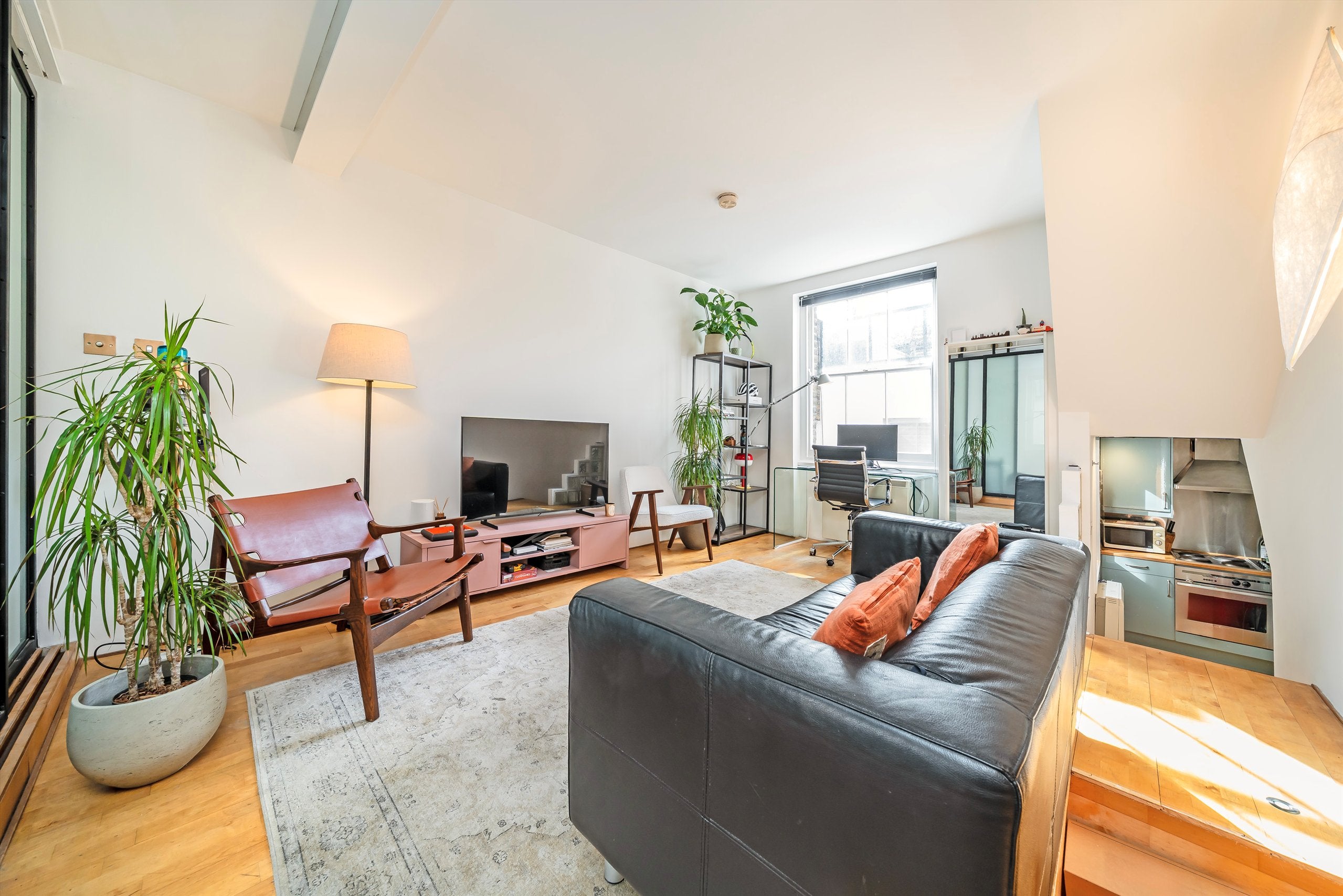 Flat Holland Street in Greater London