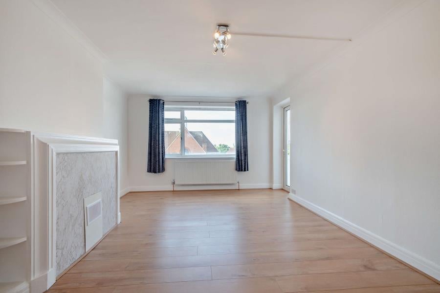 Flat Hallowell Road in Greater London
