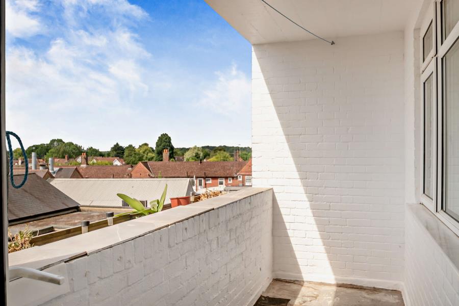 Flat Hallowell Road in Greater London