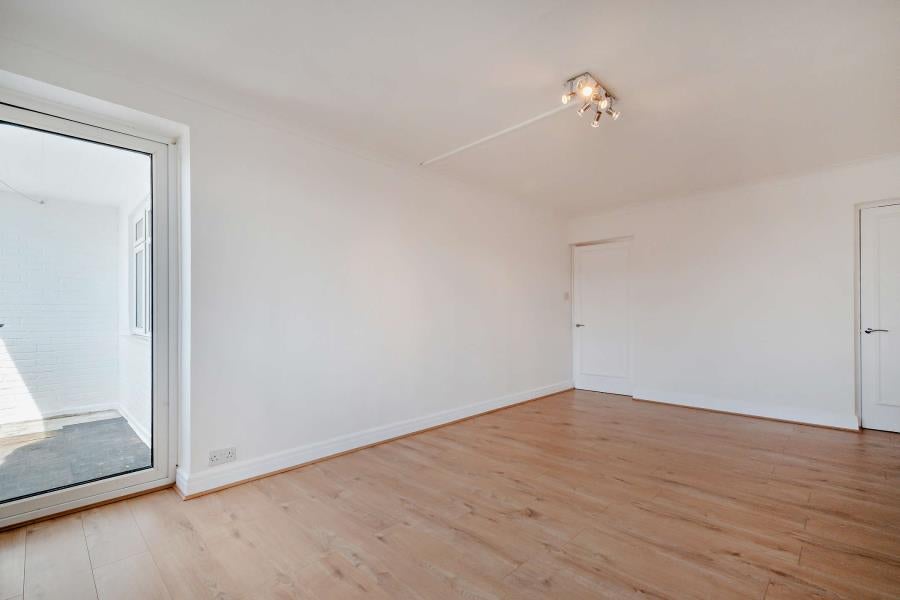 Flat Hallowell Road in Greater London