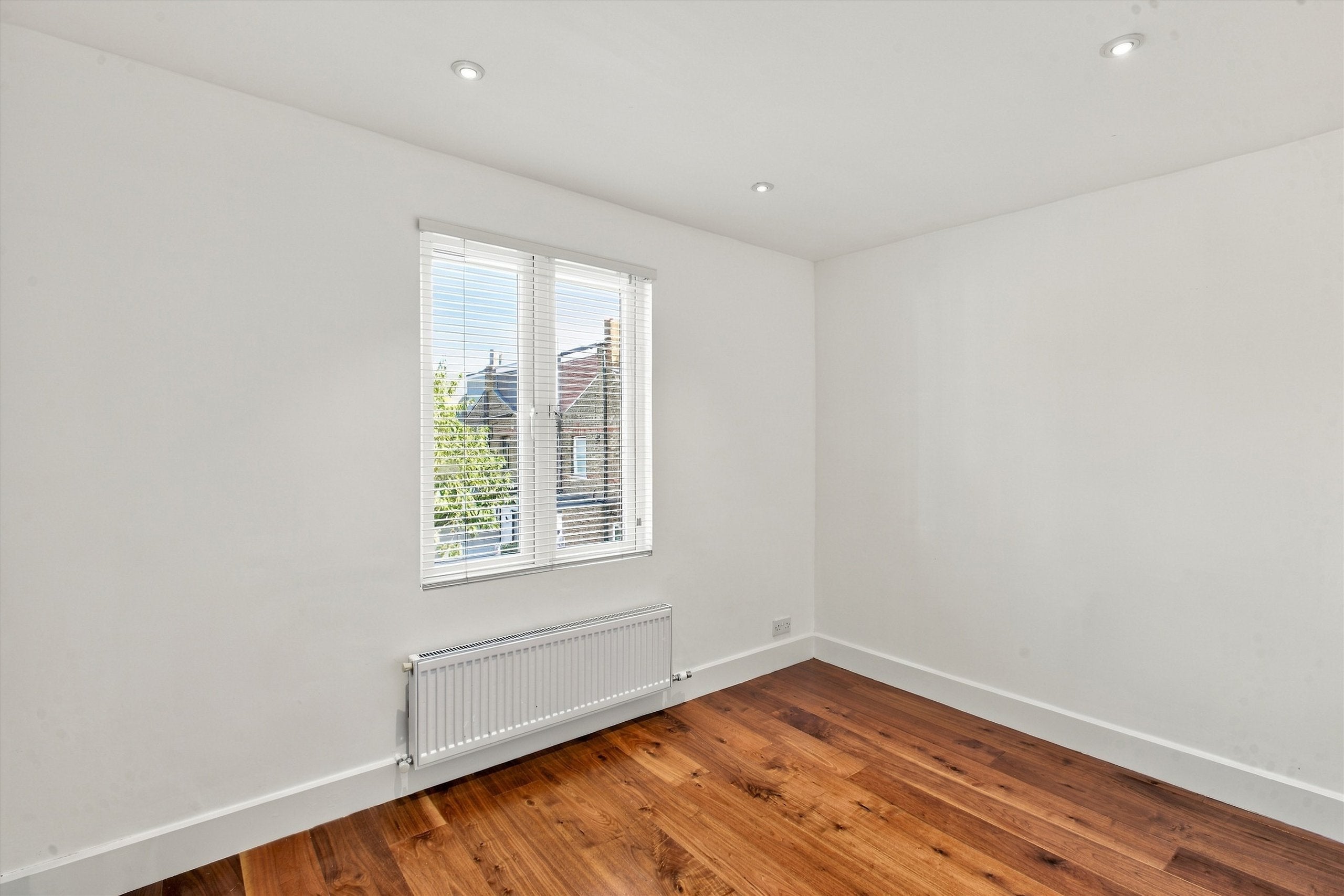 Flat Upper Richmond Road West in Greater London