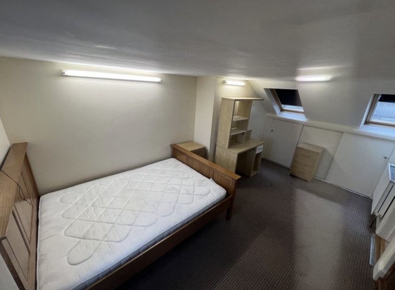 Room Clinton Road in Greater London