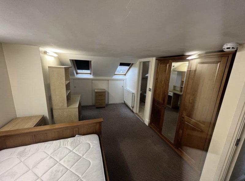 Room Clinton Road in Greater London